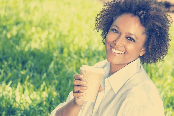 African American kobieta picia kawy poza — Zdjęcie stockowe