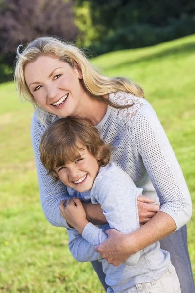 Moeder zoon vrouw jongenskind lachen buiten in de zon — Stockfoto