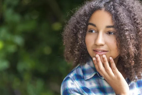 アフリカ系アメリカ人の女の子 10 代の美しい混合レース — ストック写真