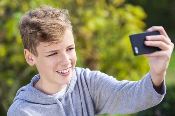 Adolescente adolescente menino masculino criança tomando selfie — Fotografia de Stock