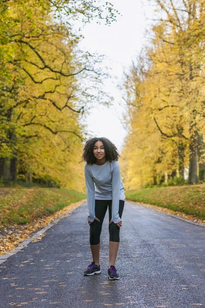 混血アフリカ系アメリカ人の女の子 10 代のフィットネス ランニング — ストック写真