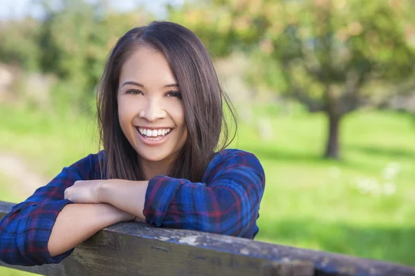 Schöne asiatische eurasische Mädchen ruhen auf Zaun — Stockfoto