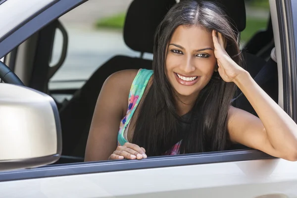 Ινδική Ασιάτισσα νεαρή γυναίκα οδήγηση αυτοκινήτου — Φωτογραφία Αρχείου