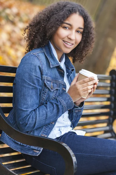 Blandras African American Teenager kvinna dricker kaffe — Stockfoto