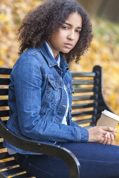 Triest depressief gemengd ras tiener vrouw koffie drinken — Stockfoto