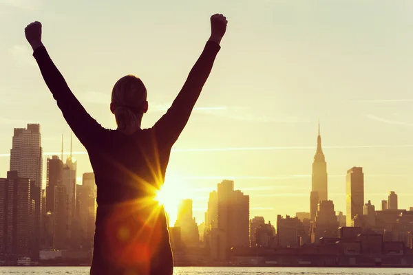 Επιτυχημένη γυναίκα sunrise πόλη της Νέας Υόρκης στον ορίζοντα — Φωτογραφία Αρχείου