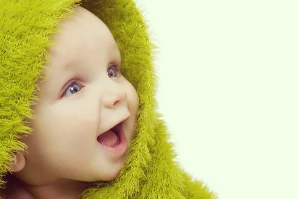 Yeşil battaniyeye mutlu bebek — Stok fotoğraf