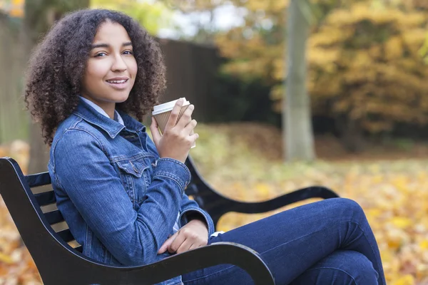 Blandras African American Teenager kvinna dricker kaffe — Stockfoto