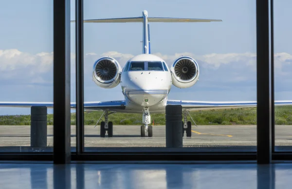 Ιδιωτικό εταιρικό αεριωθούμενο αεροπλάνο αεροπλάνο στο αεροδρόμιο — Φωτογραφία Αρχείου