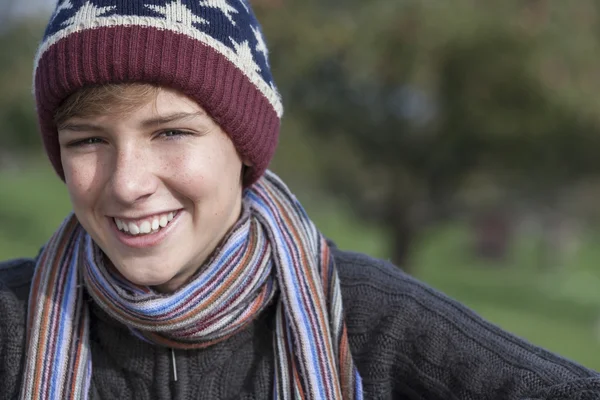 Lycklig pojke gossebarn tonåring hatt & halsduk — Stockfoto