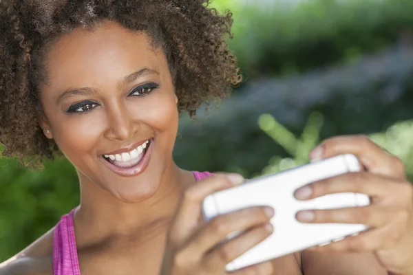 Afrikalı-Amerikalı kadın Selfie fotoğraf Smartphone alarak — Stok fotoğraf
