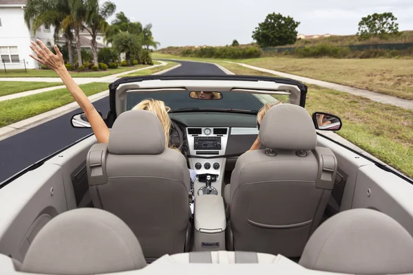 Mulher dirigindo conversível ou carro Cabriolet — Fotografia de Stock