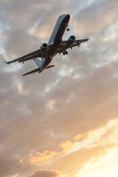 Vliegtuig vliegen op zonsondergang of zonsopgang — Stockfoto