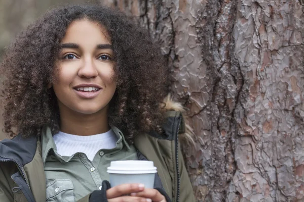 コーヒーを飲みながら混血アフリカ系アメリカ人の 10 代女性 — ストック写真