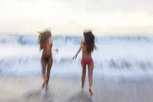 Motion Blur Girls Running on Beach — стоковое фото