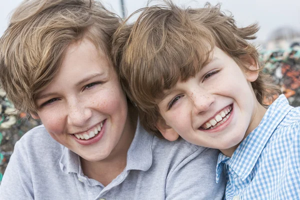 Menino feliz crianças irmãos sorrindo juntos — Fotografia de Stock