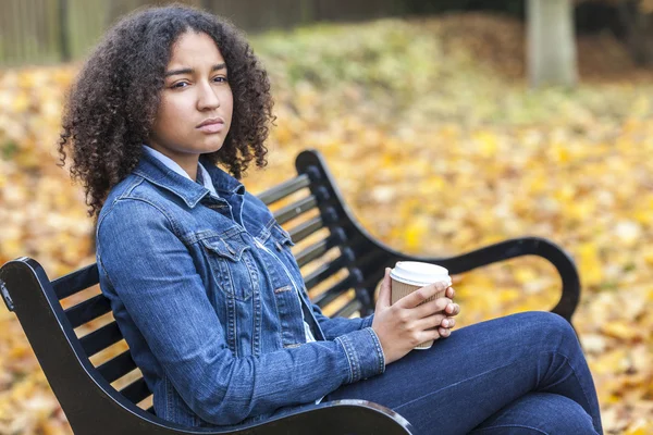 Misturado raça afro-americana adolescente mulher bebendo café — Fotografia de Stock