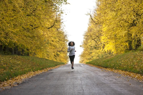 Razza mista afroamericana donna adolescente fitness running — Foto Stock