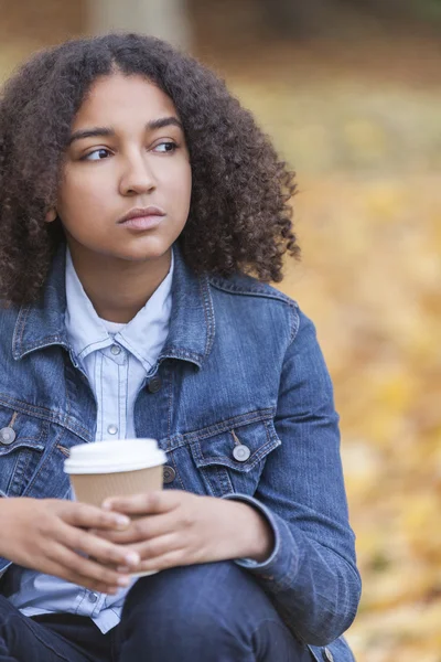 Triste razza mista afro-americana adolescente donna bere caffè — Foto Stock