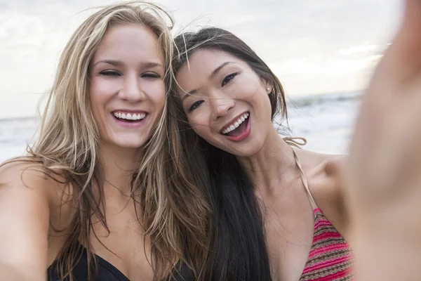 Unga kvinnor tjejer tar Selfie fotografi på stranden — Stockfoto