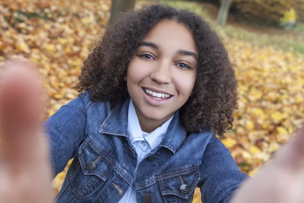 Mixta raza afroamericana chica adolescente tomando selfie —  Fotos de Stock