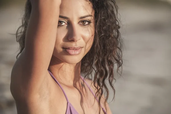 Sexy Woman Girl Sitting Wearing Bikini on Beach — Stock Photo, Image