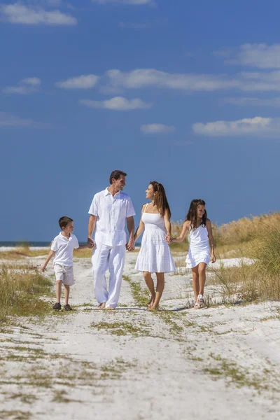 Mãe, pai e filhos Família Caminhando na praia — Fotografia de Stock