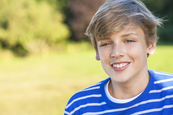 Ευτυχισμένο αγόρι αρσενικό παιδί έφηβος χαμογελαστό — Φωτογραφία Αρχείου