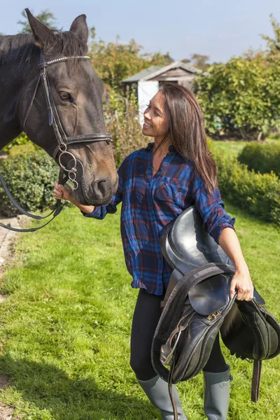 Όμορφο ασιατικό κορίτσι Ευρασιατική με το άλογό της — Φωτογραφία Αρχείου