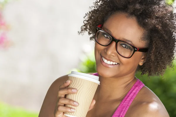 Afro-americana mujer en gafas bebiendo café — Foto de Stock