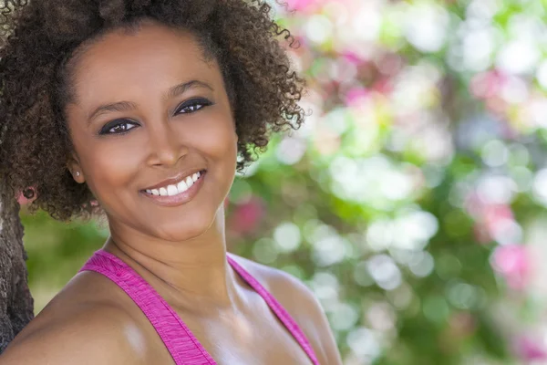 Happy afroamerikanska kvinna ler utanför — Stockfoto