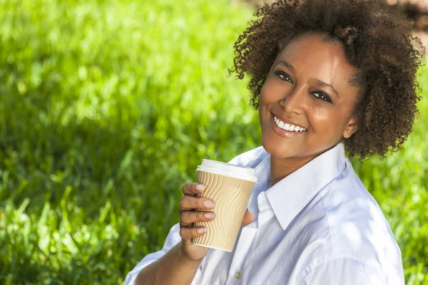 Afroamerikanerin trinkt draußen Kaffee — Stockfoto