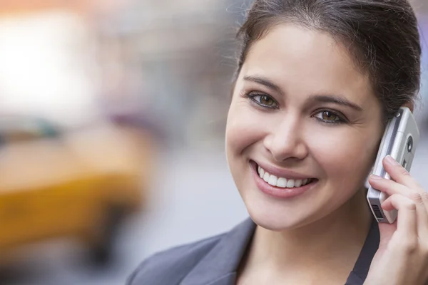 Vrouw praten op mobiele telefoon in New York City — Stockfoto