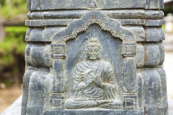 Estatua de Buda tallada en templo budista — Foto de Stock