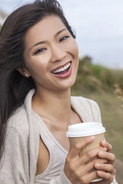 Mooie Chinese Aziatische vrouw meisje koffie drinken — Stockfoto