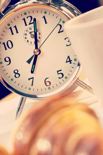 Reloj despertador y desayuno continental de croissant y café —  Fotos de Stock