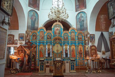 Ahşap tavanlı ortodoks kilisesi ve duvarlarında büyük altın ikonostalar olan ikonlar.
