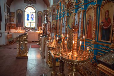 Ahşap tavanlı ortodoks kilisesi ve duvarlarında büyük altın ikonostalar olan ikonlar.