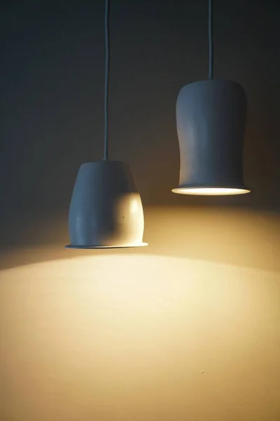 Dos lámparas colgantes iluminadas con plafones de cerámica —  Fotos de Stock