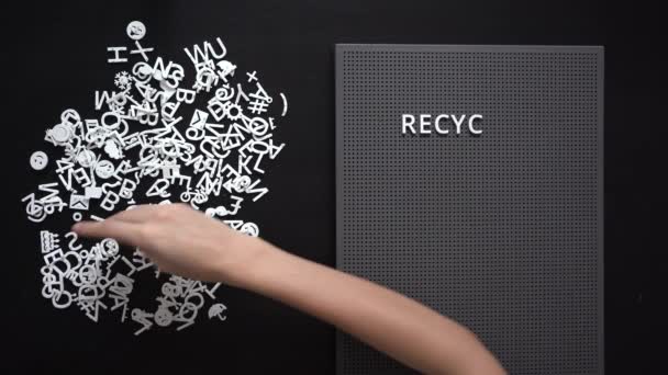 Dünne Weibliche Hand Legt Die Worte Recycle Auf Eine Dunkelgraue — Stockvideo