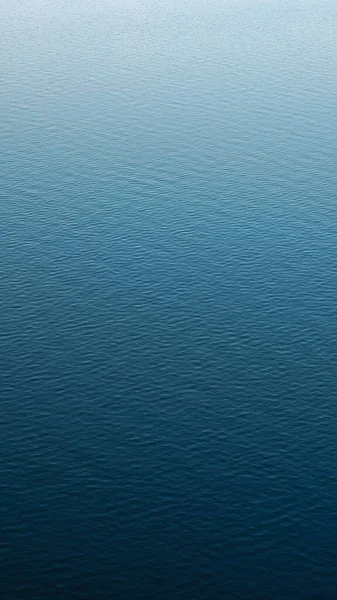 Fotografia verticale di una superficie d'acqua calma — Foto Stock