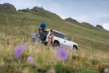 Kayalık tepede arabalı gezginler