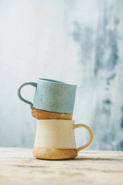 Birbirinin üstünde duran iki el yapımı kupa.