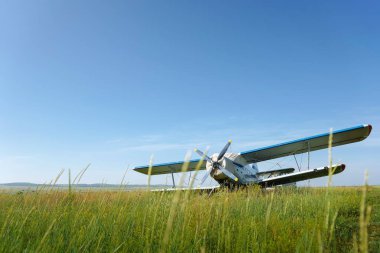 Pervaneli uçak sahada. Sıcak yaz fotoğrafı.