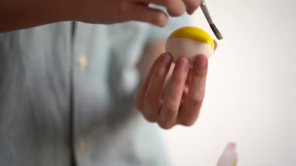 Mains Féminines Peignant Œuf Avec Peinture Jaune Sur Fond Mur — Video