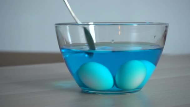 Ανακατεύοντας Αυγά Χρωματιστό Μπλε Νερό Διάφανο Γυάλινο Μπολ Παρασκευάσματα Για — Αρχείο Βίντεο