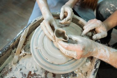 Seramik fincan yapan iki el. Çömlek atölyesinde buluşalım. Resmi yaklaştır.