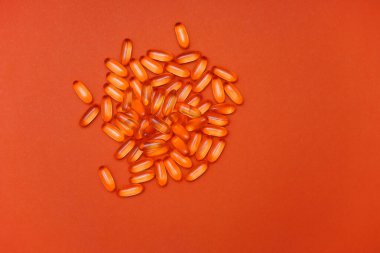 Turuncu arka planda şeffaf haplar. Uzayı kopyala İlaçlar. Vitaminler.