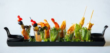 Karidesli sebze ve shot bardağında et.