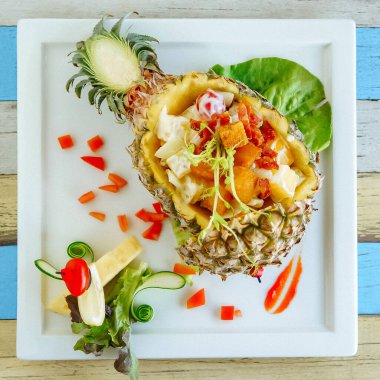 Ananaslı doğranmış domuz pastırmalı salata.